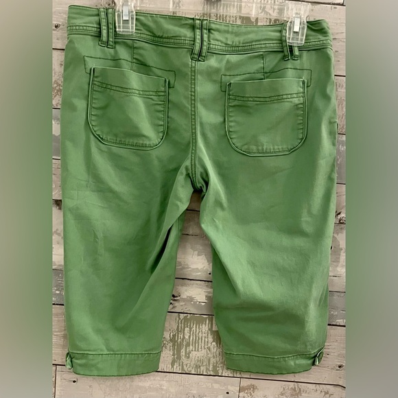 Spring Green Pedal Pushers.  Button Bottoms. Size 9. Great Condition! - Picture 3 of 6